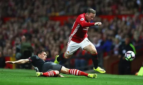 Quên Mourinho và Pep đi, derby là của Rooney
