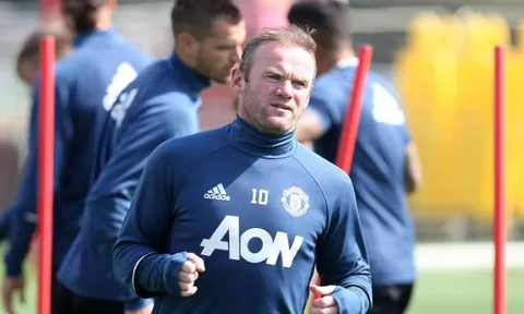 Fan MU ăn mừng khi Rooney vắng mặt ở trận gặp Feyenoord