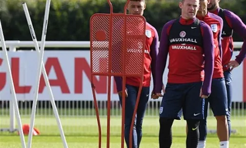 Rooney 'cau có' tập luyện trước tin đồn bị trảm