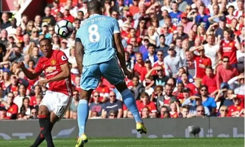 De Gea mắc sai lầm, Man United bị Stoke cầm chân ở Old Trafford