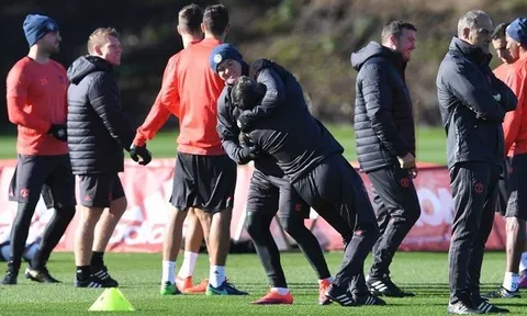 Rooney 'vật nhau' với cựu huấn luyện viên Bình Dương