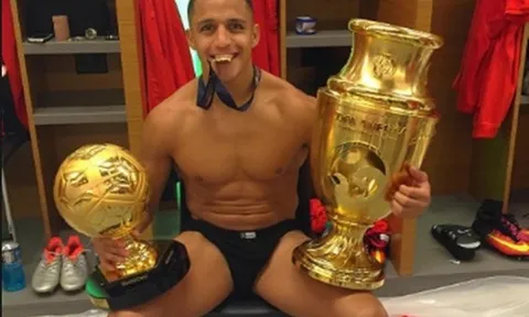 Sanchez nổi đóa vì không 'chung mâm' Messi, Ronaldo