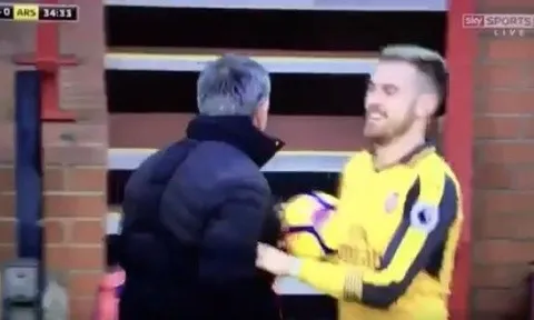 Sao Arsenal khiến CĐV 'phát cuồng' vì dám 'cười vào mặt Mourinho'