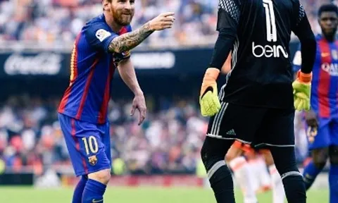 Sao Barca bị CĐV Valencia ném 'vật thể lạ' trúng đầu