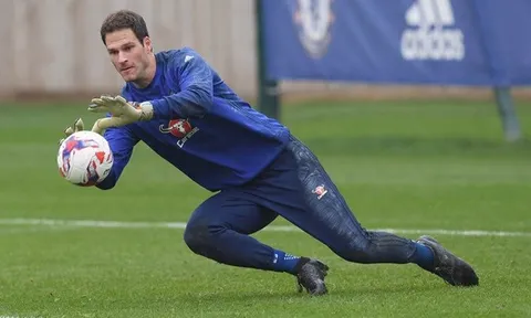 Sao Chelsea lấm lem bùn đất trước trận gặp West Ham