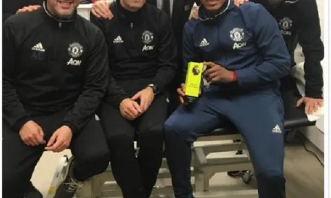 Sao Man Utd 'tặng' giải thưởng cá nhân cho đội ngũ y tế