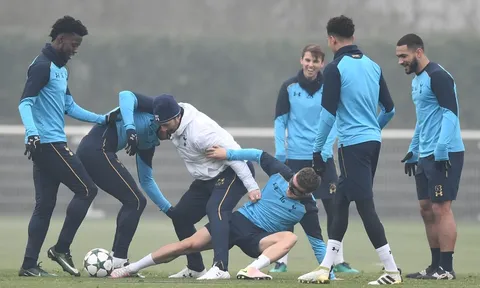 Sao Tottenham vui vẻ trên sân tập dù đã bị loại khỏi Champions League