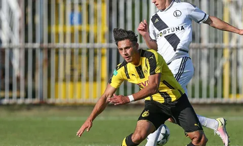 Sao trẻ Dortmund bị gãy gập chân