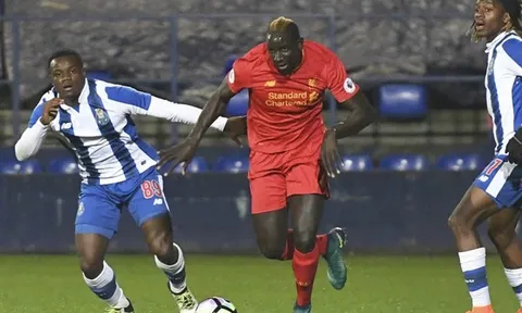 Sắp bị bán, Sakho vẫn gắng sức đá cho đội trẻ Liverpool