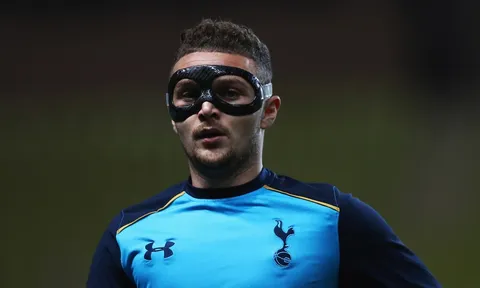 Sau Kane, đến lượt sao trẻ Tottenham mang mặt nạ đến sân tập