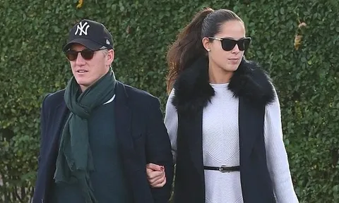 Schweinsteiger đưa vợ đi ăn sau buổi tập