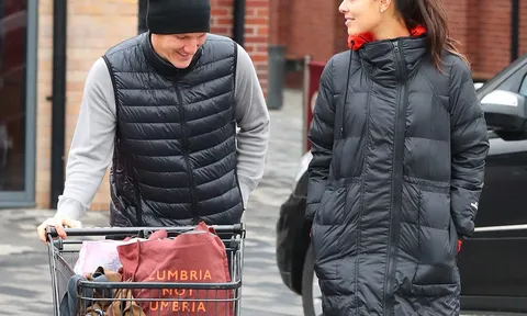 Schweinsteiger vui vẻ đi mua sắm cùng vợ sau khi trở lại thi đấu