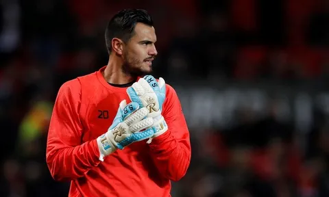 Sergio Romero phản xạ như điện cứu M.U khỏi bàn thua
