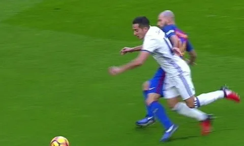 Siêu kinh điển: Trọng tài cướp trắng quả penalty của Real?