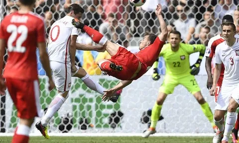 Siêu phẩm 'cắt kéo' của Xherdan Shaqiri vs Ba Lan