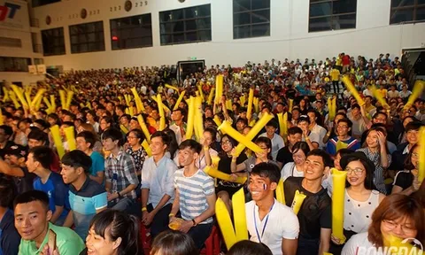 Hàng nghìn sinh viên làm nổ tung không khí trước trận chung kết
