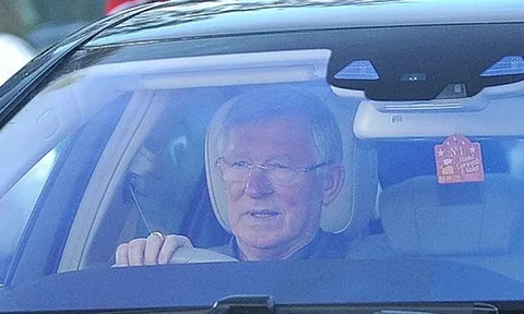 Sir Alex dẫn vợ đến sân tập khích lệ Quỷ Đỏ trước thềm đại chiến
