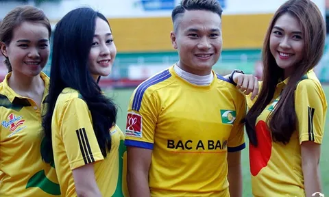 Ngọc Hải, Phi Sơn tươi tắn bên fan nữ trước trận SLNA gặp Sài Gòn