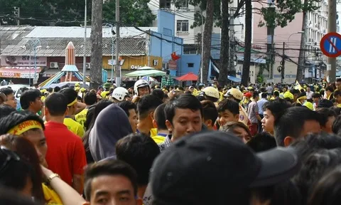 CĐV SLNA bao vây tứ phía từ trong ra ngoài sân Thống Nhất