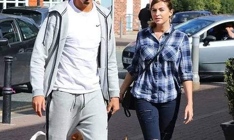 Smalling thảnh thơi cùng bồ già dắt thú cưng đi dạo