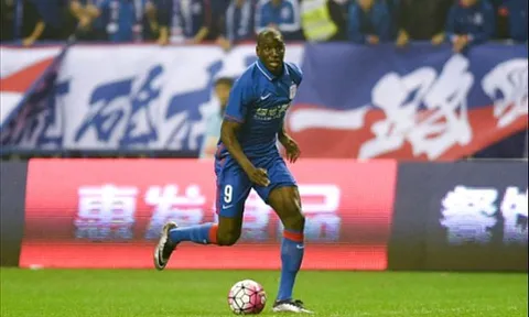 Sốc: Demba Ba tái hiện chấn thương kinh hoàng của Luke Shaw