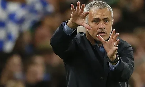 Sốc: Nội bộ M.U tạo phản, Mourinho lại bị 'đâm sau lưng'?