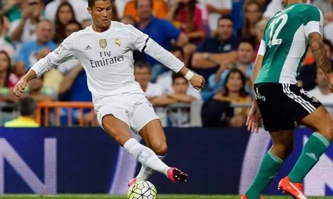 Sốc: Ronaldo rê bóng... chỉ ngang thủ môn Barca