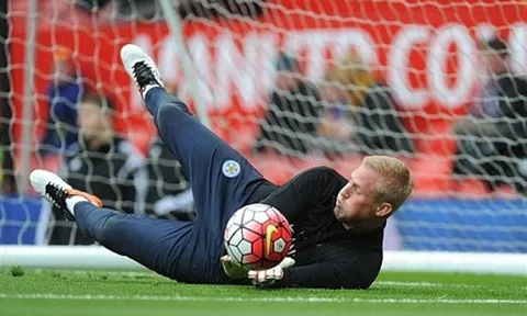 Sốc: Thủ thành của Leicester đòi được đá trung phong