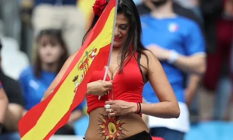 Nữ fan cuồng thiêu đốt khán đài Stade de France