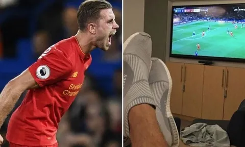 Steven Gerrard 'khoe chân' chúc mừng Henderson