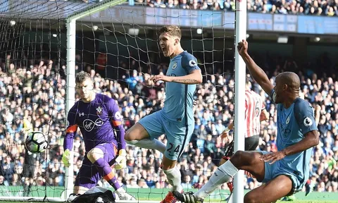 Stones ghi bàn hụt, trở thành tội đồ trong trận hòa của Man City