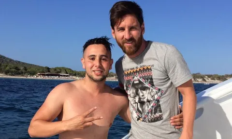 Fan cuồng Messi bơi cả cây số để gặp thần tượng