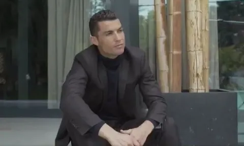'Suốt ngày, Ronaldo chỉ biết soi gương'