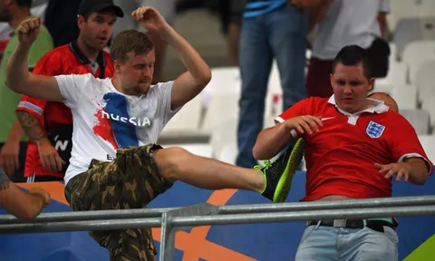 Tam sư bị cầm hòa, CĐV Anh bị Hooligan Nga đuổi đánh