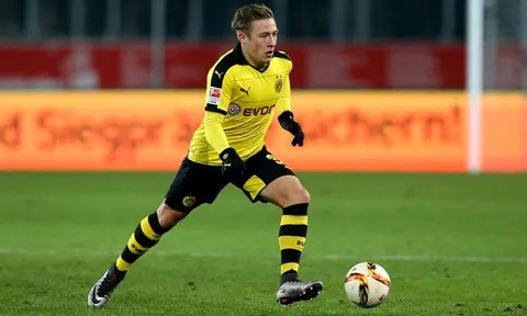 Tâng kẹo cao su như Oezil, sao trẻ Dortmund khiến dân mạng 'lắc mắt'