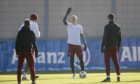 Tập quá hăng, Robben bị chảy máu mũi ngay trên sân
