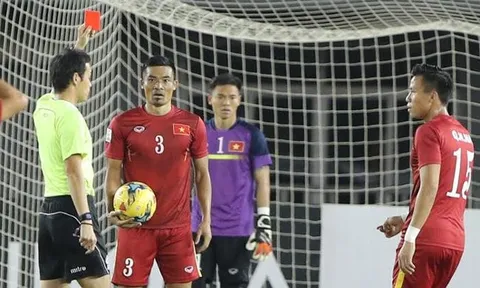 HLV Hữu Thắng bất ngờ "nhận quà" từ BTC AFF Cup