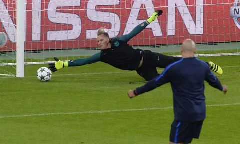 Ter Stegen bay lượn như chim tại "nhà cũ"