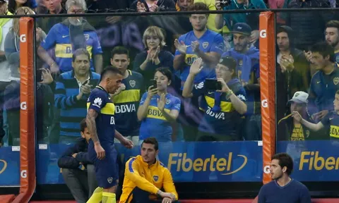 Tevez nhận thẻ đỏ vì chửi chị gái trọng tài