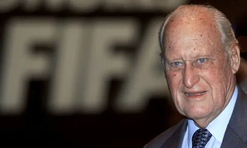Công và tội của cựu chủ tịch FIFA vừa qua đời