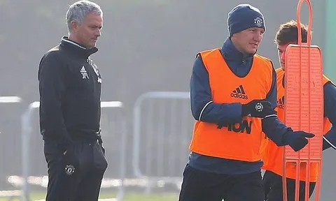 Thải Schweinsteiger, Man Utd mất cả "đống tiền"