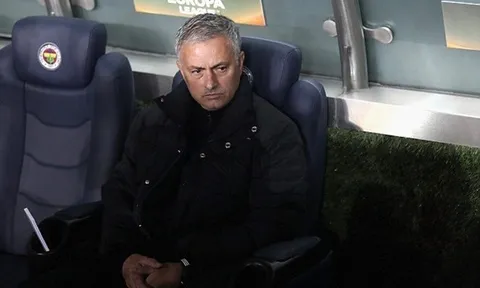 Tham vọng trở thành Sir Alex đang làm hại Mourinho