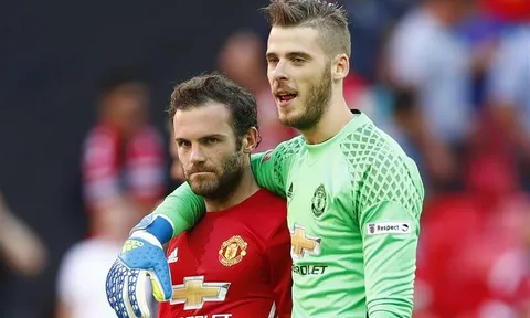 Thắng đậm Leicester, De Gea cảnh báo Ngoại hạng Anh