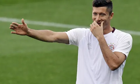 Thầy trò Ancelotti cười đùa dù sắp gặp Atletico