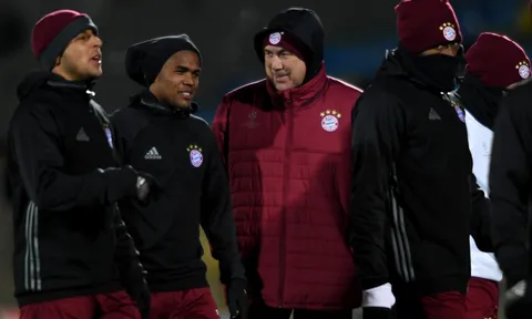 Thầy trò Ancelotti trùm 'kín mít' trong buổi tập trên đất Nga