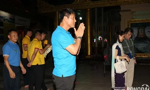 Thầy trò Hữu Thắng thành kính tôn nghiêm bên chùa vàng Myanmar