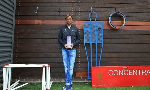 Thầy trò Jurgen Klopp được vinh danh trước đại chiến với Man Utd