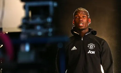 Theo chân Pogba ngày ký hợp đồng với Man Utd