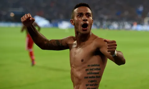 Thiago khoe hình xăm trong ngày Bayern thắng nhọc Schalke