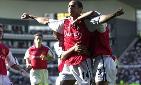 Thierry Henry ghi bàn kinh điển vào lưới M.U